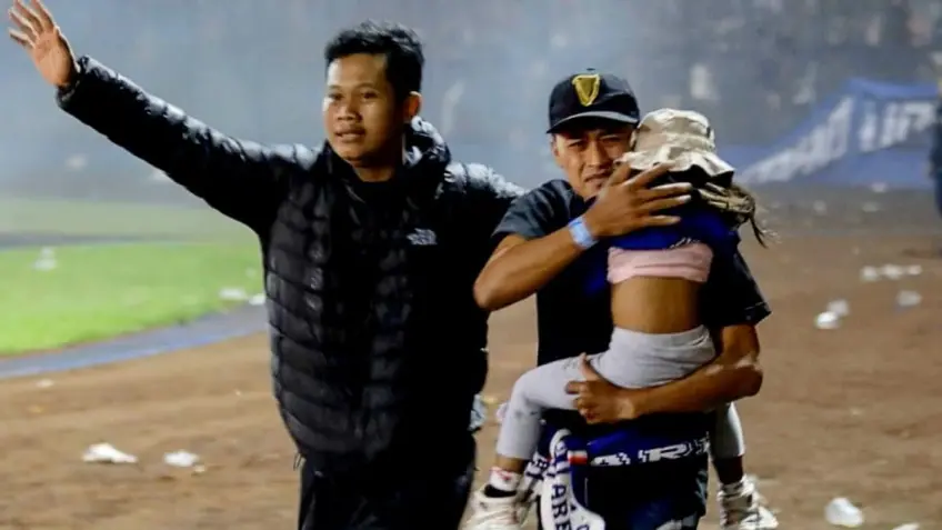 Indonesia soccer tragedy, Javier Roca: "Four people died in the locker room"